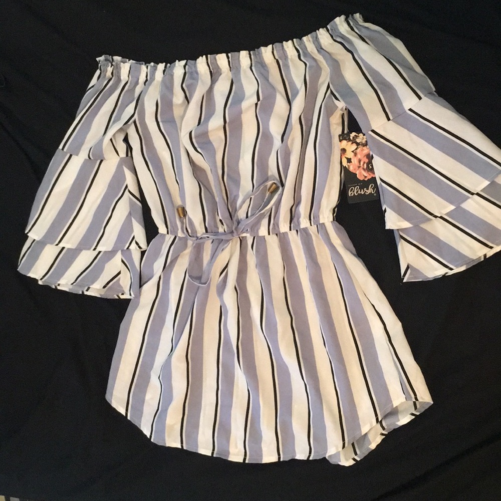 Very cute never worn off the shoulder dress ❤️